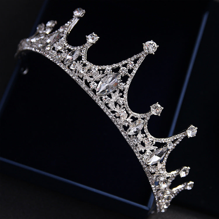  Directly connects the product to European royalty and architectural opulence. It feels expensive, classic, and perfect for a "fairytale" wedding theme.